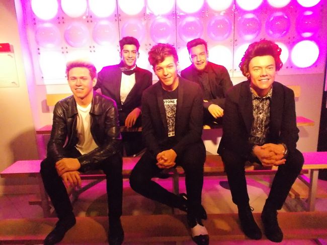 後列の方と並んで<br />写真を撮っている方々が・・そこそこいました。<br />もちろん、女子です。<br /><br />私は、ハードロックバンドしか、わかりません。