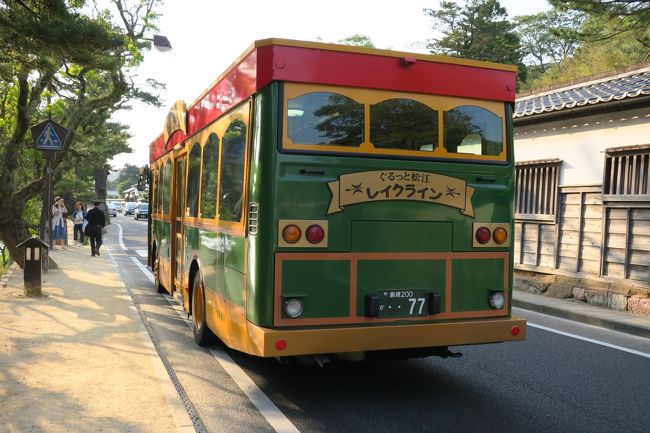 松江城まで歩いている途中にこんなレトロなバスに遭遇．<br />松江レイクライン．観光用の循環バスで一乗車２００円で乗れます．<br />一日乗車券は５００円です．