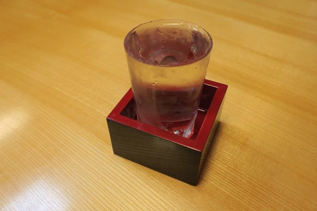 頼んだお酒は月山と十旭日．<br />月山は飲みやすくフルーティ．<br />十旭日はこくりと飲み干すとスーッと味が消えてしまうお酒でした．
