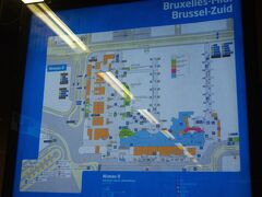 南駅の見取り図です。
左側の縦にオレンジ色が固まった部分が中央通路です。

