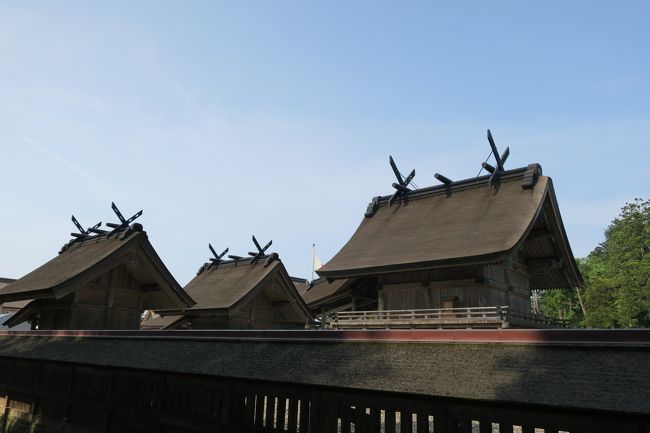 御本殿の軒先の厚さはなんと１メートル！というのも，団体ガイドさんが話しているのを聞きかじり．<br />遠くから見ているとそんなにあるようには見えないのですが，大きいんですね．