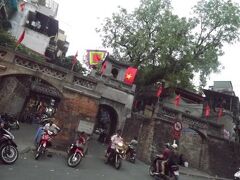 そのまま旧市街を、ハノイ旧市街で唯一残っている門「東河門」は貫禄があります。