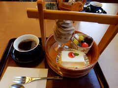 篠山城を後に、篠山と言えば「丹波の黒豆」・・・、黒豆のスイーツをいただきに来ました。お菓子の里丹波、広い駐車場があります。

黒豆ソフト、黒豆茶・・・。美味しかった。