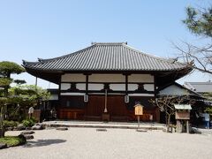 それから日本最古のお寺、飛鳥寺に行きました。

飛鳥寺の駐車場は無料ですが、手前にある有料駐車場に誘導されるがままに入ってしまいました。これはぜひ注意が必要ですよ！！