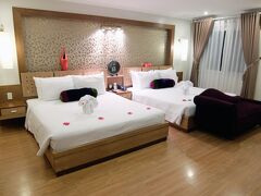 ハノイに定刻よりも早く到着、さすが日系。荷物の受け取りが終了したのが23時10分頃。空港内の両替所は一店舗のみ開いたのでここで取り敢えず分を両替、ここは24時くらいまで営業するそうです。
ホテルは前回と同じくエレガンスホテルグループですが今回はより旧市街の雰囲気があるルビーです。8階建て20室のミニホテルです。ホテル前の道路は狭く車は入れません。
部屋は7階ジュニアスイート、36平方メートルです。