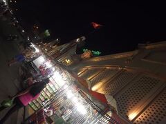 市場の前を横切ります。