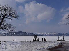 つづいて砂湯。岸辺の砂を掘ると温泉が湧き出てくるスポットだ。