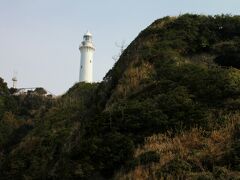 塩屋埼灯台は、福島県いわき市平薄磯に建つ大型灯台です。
立地と、白亜の美しい外観から「日本の灯台50選」にも選ばれています。
地元では「豊間の灯台」とも呼ばれているようです。
