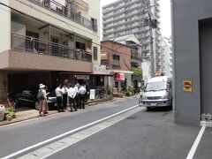 昼の食事は魚料理で有名な梅山鉄平食堂｡
まだ平日の11時30分過ぎなのに既に並んでます｡