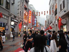 2016/04/30 17:57 広州市街
1時間ちょっとかけ広州の目貫通りである上九路へ。
あいにくの雨模様だが、みんなと一緒に買い食いして練り歩く。