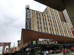 Shake Shack発見!!!

寄ってみる？
え〜(◎o◎)さっき食べてから1時間じゃん。

まだ一度もShake Shackを食べたことがないので食べてみたいと言う気持ちが大きく１つ頼んでみようということに。。。