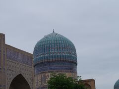 次に、レギスタン広場から歩いて数分のビビハニム・モスクへ。
