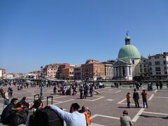 Venezia Santa Lucia

終点ベネチア・サンタ・ルチア駅にほぼ定刻で到着

着いたよ、ベネチア♪
ボンジョルノー

まずはホテルを目指し歩くー