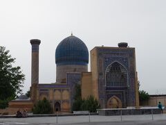 そしてこの日最後の観光、グリ・アミールです。

ここはウズベキスタンの英雄アミール・ティムール一族が眠る場所です。
やはりウズベキスタンにきてティムールさんにご挨拶しないわけにはいきますまい。