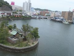 電車の中から「琵琶島神社」が見えます。

平潟湾に突き出た弁天島にある「琵琶島神社」は先ほどの「瀬戸神社」の境内神社です。
通称は弁天様とよばれ、音楽・技芸の神です。

源頼朝が、伊豆三島明神を勧請して「瀬戸神社」を創祀した時に、妻の政子が竹生島弁財天を遷祀したものと伝えられます。
