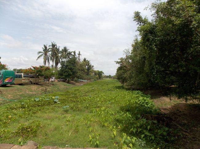 ベンメリア遺跡の見学はこれにて終了。<br />車でホテルまで戻ります。