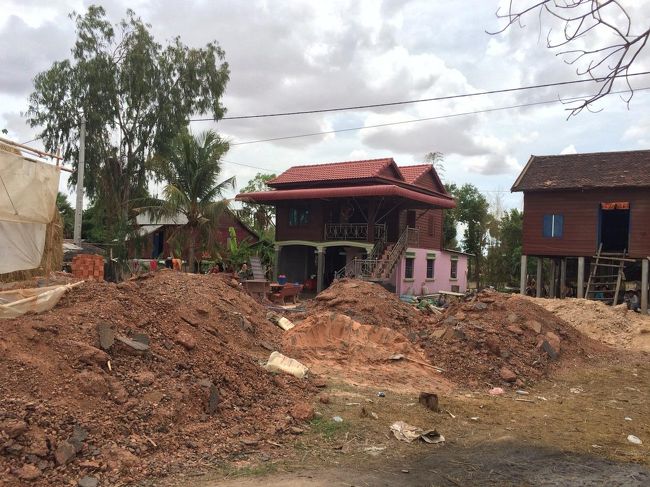 高床式のお家で、屋根は３種類あるそうです。<br />ここのお宅は、３種類の屋根がある珍しいご家族だそうで。<br />レンガ、トタン、カヤブキの３種類です。<br />一番奥のトタンのお家は木がかぶってしまった…。