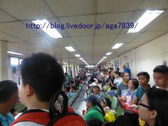 AM7：40　タクシーでやって来たのは　 『Cebu Provincial South Bus Terminal』
写真がこれだけしかないっす　ここからセブ島を南下します
って事で　サウスバスターミナルに来たんですが・・・・・・
お客さんが多いっす　Ｉちゃんが　言ってたのですが　この時期
故郷に帰る人が多くて　バス乗れないよって・・・・・その通りっす　何時間待ちになるか？
想像できず　本当にバスで　南下したかったのですが　8時で諦めました・・・・・（笑
