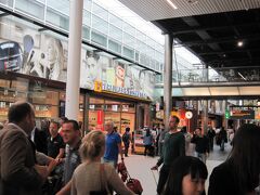 成田を出発し、アムステルダムのスキポール空港に着き、これからマドリードへ移動します。空港内のお店はオランダらしくチューリップの球根も売っていました。