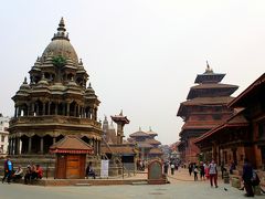 ５月３日（火）
ネパール観光２日目のこの日は、まず、カトマンドゥの南にある古都パタンを観光。

阪神・淡路大震災を超える約8,500人もの死者を出した２０１５年４月２５日のネパール大地震ですが、街を歩いている人々の様子はまさに“アジアの雑踏”そのもので、震災前と変わらない日常が続いているといった印象です。

建物の方はというと、世界遺産のダルバール広場は震災の影響がなく、美しい街並みが変わらず保存されていると思いきや・・・。
