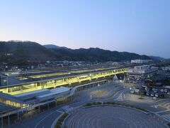 おはようございます。

ただ今の時間は午前5時です。

部屋から米原駅を眺めます。

今日は天気が良さそうで、まさに乗り鉄日和です。