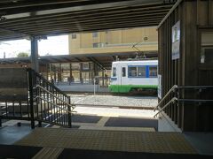 9:48　田原町駅に着きました。（福井駅から9分）

福井鉄道の車両が停まっています。

2016年3月27日に、えちぜん鉄道と福井鉄道が相互直通運転を開始し、この田原町駅介して直通運転をしています。