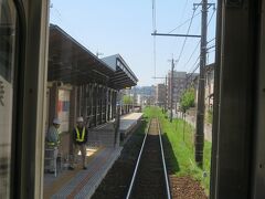 日華化学前駅を発車しました。

二つ手前の田原町駅から路面電車が乗入れて来るため、えちぜん鉄道・三国芦原線では福大前西福井駅から鷲塚針原駅間の5駅（中角駅は通過）は電車用と路面電車用の2種類のホームが設置されています。（画像奥が電車用、手前が路面電車用）