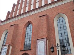 Bazylika archikatedralna św. Jana Chrzciciela（洗礼者ヨハネ大聖堂）

旧王宮を後にし、旧市街に向かいます。洗礼者ヨハネ大聖堂は、14世紀に建てられた、ワルシャワで最も古い教会です。現在の建物は第二次世界大戦後に再建されたものです。