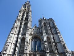 旅はベルギーに入りました。アントワープのノートルダム大聖堂にやってきました。
日本ではフランダースの犬に出てくる教会として有名です。