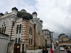 すると、ブルガリア正教っぽいデザインの建物が左に見えました。