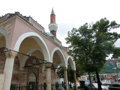 セントラル・ハリまで戻り、ソフィア中央駅へと続くメインロードを横断すると、真向かいにモスクがあります。

バーニャ・バシ・ジャーミヤというイスラム寺院。
ブルガリアも古くはオスマン＝トルコに支配されていました。
バーニャは「風呂」という意味だそうです。