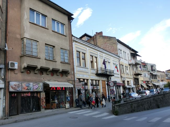 道の両脇にはお土産屋さんがたくさん。<br /><br />かつてブルガリア帝国の首都で、かつ今でも観光地として栄えているだけあって、雰囲気が良い！<br /><br />明日の朝にここを出なきゃならんとか、どれだけ勿体無い旅程なんだ…<br />好き勝手に旅できるなら、この町に2泊はします。