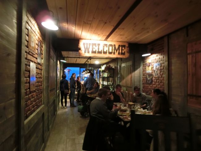 まさかこんな天気になるなど思わず、傘をホステルに置いてきてしまっていました。意味ねーorz<br /><br />これでは21:00からの光のショーも中止に決まってるということで、おとなしく近所のレストランでゆっくり美味しいものでも食べようということになりました。<br /><br />しかし雨なので先客が外に出ようとせず、どこのレストランもほぼ満席。<br />2〜3軒断られたあと、どうにかここに滑り込みました。