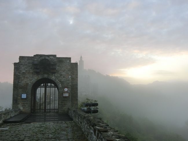 やがて、丘の向こうに朝日が昇り始めました。<br /><br />丘への入口のゲートはまだ閉まっています