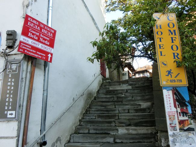 サモヴォドスカ・チャルシャという問屋街を歩きます。<br /><br />Grand Hotel Yantraの前にある、この階段が入口です。<br />こっちから行くのはわかりにくいかも。