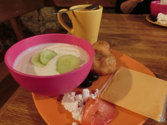 何とか朝ご飯を食べられそうな時間にホステルまで戻って来られたので、経費削減のため食べます。<br />今日の夜にはルーマニアに入ってしまうので、ブルガリア最後の朝、ヨーグルトをたっぷりと。<br /><br />オランダ人女性が朝食中だったので、この町は「Before Sunriseに散歩すべきだ！」と強く主張しておきました。<br /><br />チェックアウトのときに「快適に滞在させてもらってタダというのもアレだから、5ユーロ払うよ」と申し出たら、「いや、ベッドを使ったから20Lvだ」と無情の通告。<br />何やねん、それ！<br />だから真夜中の2時、無理やり空いたベッドに誘導されたのか。<br /><br />まぁそれでもリーズナブルで良い宿ではあります。