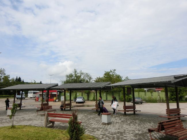 歩き方に、広場からアフトガーラ・サパッドまではタクシーで4〜5Lvと書いてありますが、交渉の結果3Lvに。<br />ドライバーのおっちゃんは、ブルガリアでは日系企業の製品がたくさん使われているぞと、日本を持ち上げてくれました。<br /><br />昨日の夕方に着いたばかりのバスターミナルと同じ。<br />ルセ行きもここから出ます。