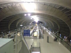 バンコクの空港はとっても広かった
国際線から国内線への乗り継ぎで、何か目印になるのかシールを貼られた