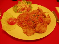 「ノバ・サムイ」にチェックイン
時間も遅いのでホテルのレストランで夕食
“パッタイ”を頼んでみたのですが何かおいしい！