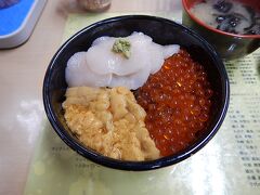 きくよ食堂にてイクラ・ウニ・ホタテの巴丼。
岩海苔の味噌汁付。