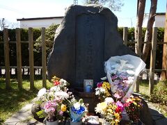 函館駅から徒歩10分、若松緑地公園にある土方歳三最期の地碑。
ファンからの花束が多い。