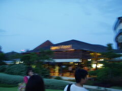 サムイ航空へ到着
空港の建物自体がリゾートな感じ（写真はピンボケ）