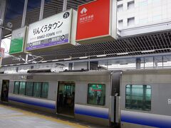 この日の最初の目的地、りんくうタウン駅に到着。　お隣の関西空港駅からは南海電車とJR、2路線が走っていて、りんくうタウン駅はホームをシェアしています(改札も同じ)。　関空に向かう人で、特にこだわりない場合や、急いでる場合は早く来た方の電車に乗れば良いですね。

この日の私は、JR西日本の関西1Dayパス所持なのでJRに乗らないと!
