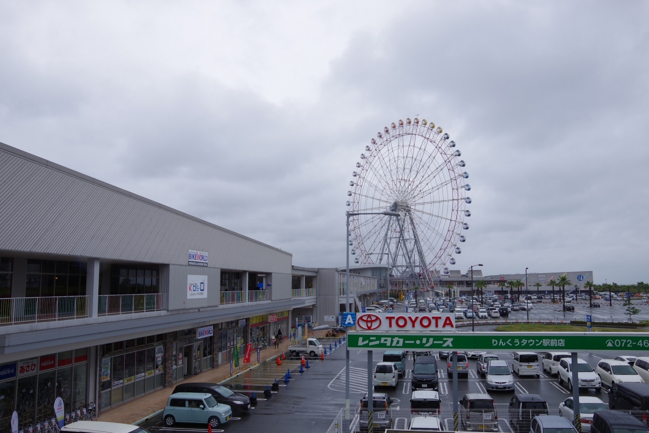 駅を出るとすぐ目の前にあるショッピングモール、りんくうプレジャータウン・シークルを突っ切って進みます。　