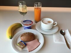 お気に入りのルフトハンザゲートA25近くのビジネスラウンジでベタベタなドイツの朝食。
