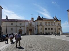 コインブラはリスボン・ポルトに次ぐポルトガル第三の都市でこれから見学する旧大学は昔コインブラに首都がおかれていた時の王宮だった建物です。