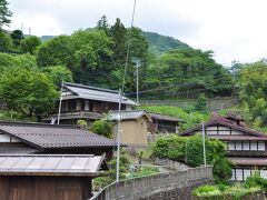 早川町に入り、車もすれ違えない山道を入って行ったところにひっそりと佇む集落、赤沢宿にやって来ました。
本当にひっそりしてますが、でも荒れ果てた感じはなくて、全体的にすごく手入れが行き届いてる感じです。