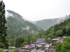 雨が全然止まない…(´Д` ) 
でも温泉はすでに入りまくったし、雨の中のさくらんぼ狩りはきつそうだし、このまま真っ直ぐ帰るのもつまらないし…ってことで、身延山久遠寺に行ってみることにしました。
思ったより身延山スケールが大きいんですけど！
山とその周辺全部お寺と関連施設、宿坊、門前町という感じ。
http://www.kuonji.jp/