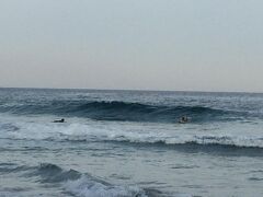 おお！！
入田はデカイ 
頭サイズの波！！
ローカルだろう強者数人が乗っている
下田は向きが違うそれぞれ白浜、入田、多々戸、大浜のどこかで大体入れる