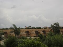 その後コルドバのメスキータ・ユダヤ人街に向かいます。
写真に見えているのはローマ橋です。